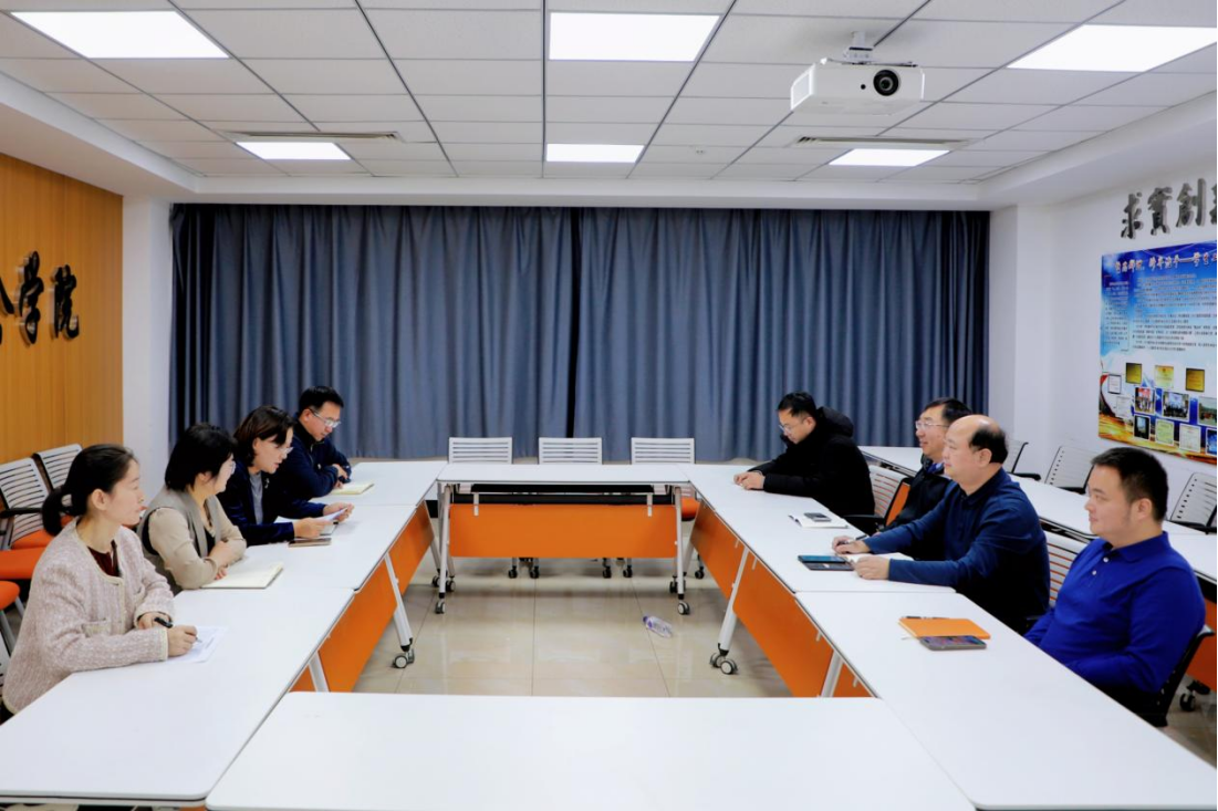 哲学社会学院召开党委理论学习中心组集体学习会议，传达、学习和贯彻党的二十届四中全会精神