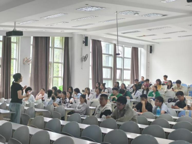 哲学社会学院组织召开2021级本科毕业生年级大会